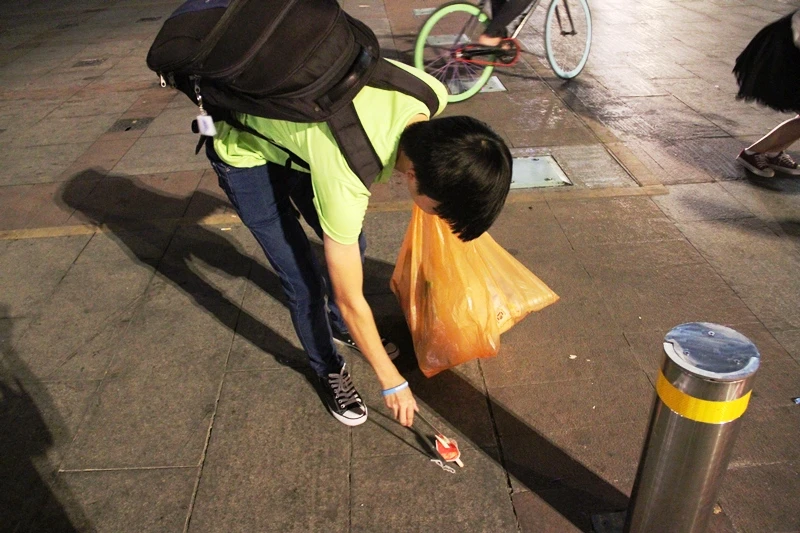 Những bạn trẻ nhặt rác sau giao thừa ở trung tâm Sài Gòn ảnh 9